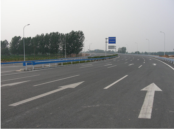 鄭州市西繞城改建工程（標線、波形板）施工