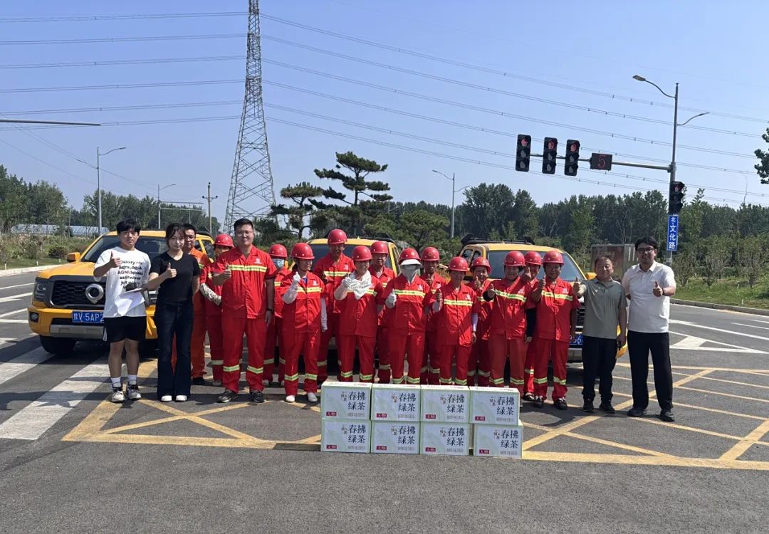 致敬高溫下的“公路守護(hù)者” ——河南廣播電視臺(tái)到我公司S312線管養(yǎng)路段開(kāi)展“夏日送清涼”特別直播活動(dòng)